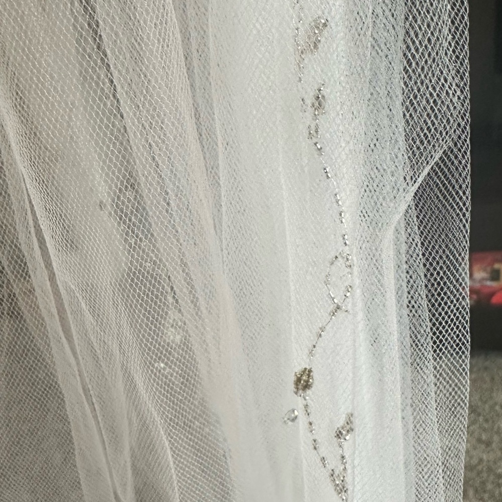 Elegant White Cathedral and blusher Bridal Veil with complete rhinestone detail - Picture 4 of 9